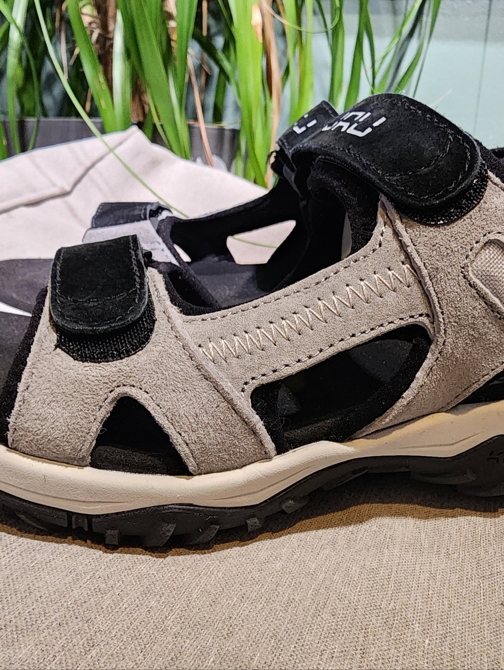 Kuru Tread Outdoor Hook-and-Loop Sandals in Gray and Black